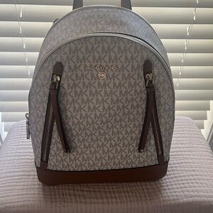 NWT
MSRP -$298 (on tag)
Color: Acorn/Vanilla
Size: 10"W X 12.5"H X 4"D.